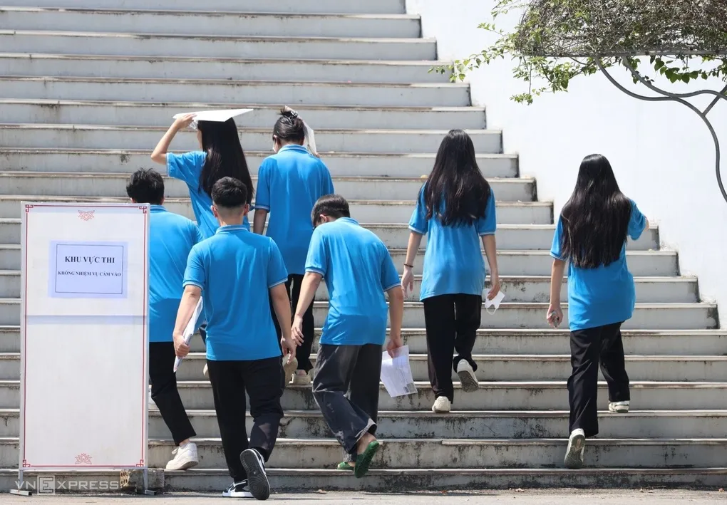 Học sinh trường THPT chuyên Tuyên Quang làm thủ tục thi lại tốt nghiệp THPT 2026, chiều 13/8. Ảnh: Thanh Hằng