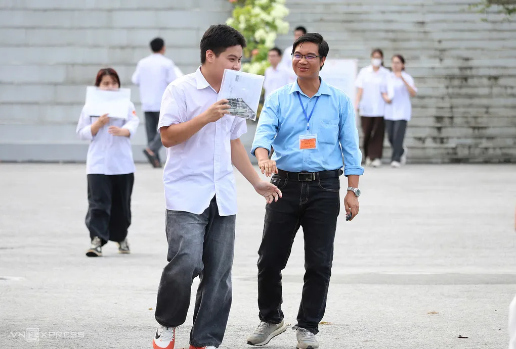 Thí sinh ở THPT chuyên Tuyên Quang sau khi hoàn thành bài thi môn Toán, chiều 14/8. Ảnh: Thanh Hằng