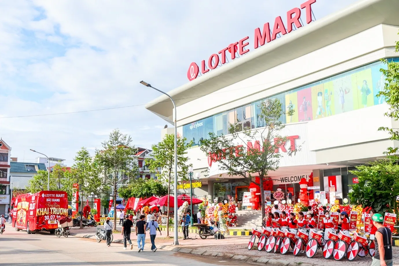 Khai trương Lotte Mart Bắc Giang, cơ hội trúng thưởng ô tô VinFast VF3 - Ảnh 2.