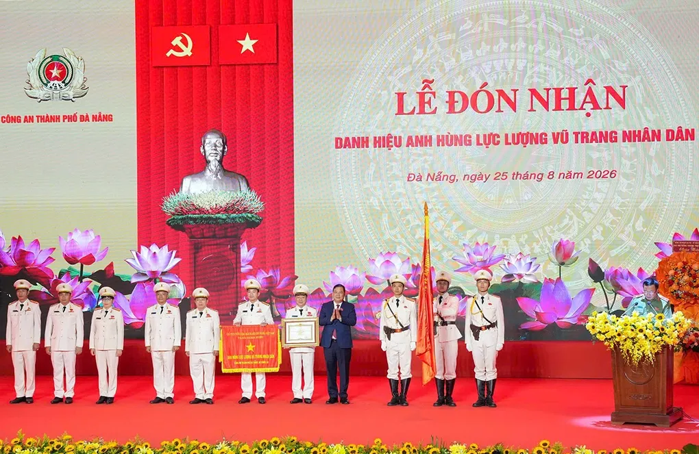 Phó thủ tướng Thường trực Phạm Gia Túc trao danh hiệu và Huy hiệu Anh hùng Lực lượng vũ trang nhân dân cho Công an TP Đà Nẵng. Ảnh: Ngọc Trường