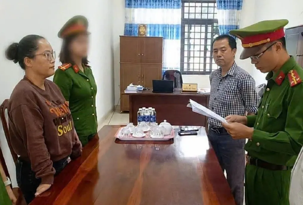 Nguyễn Thị Hằng lúc nghe quyết định khởi tố. Ảnh: Công an Quảng Ngãi