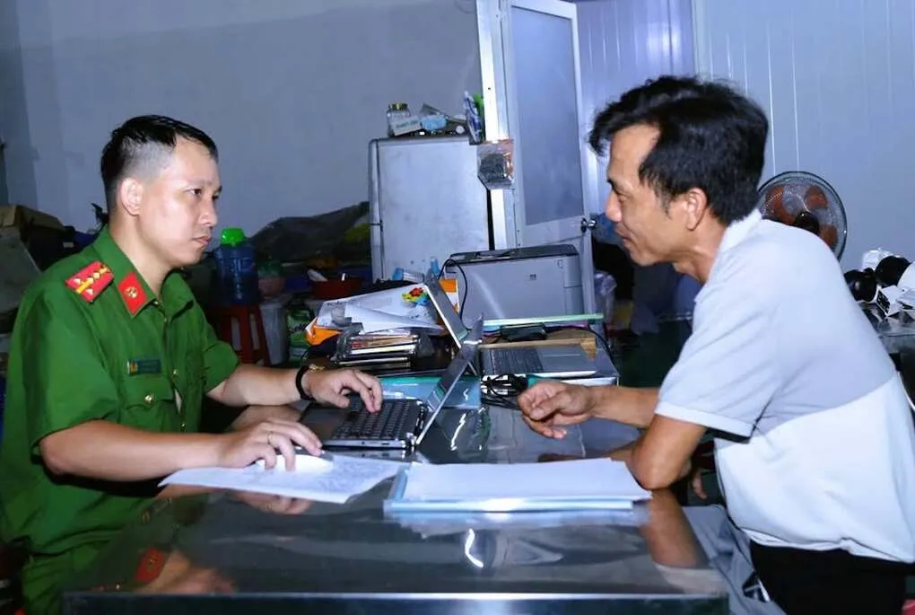 Tình làm việc với cảnh sát. Ảnh: Thái Hà