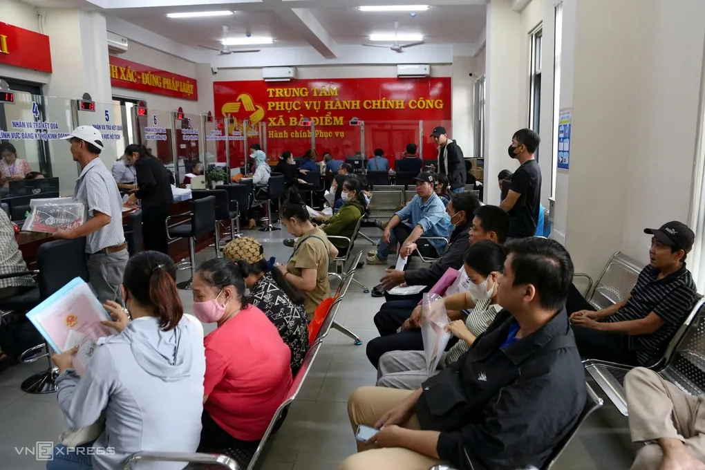 Người dân làm thủ tục tại trung tâm hành chính công tại UBND xã Bà Điểm, TP HCM. Ảnh: Đình Văn