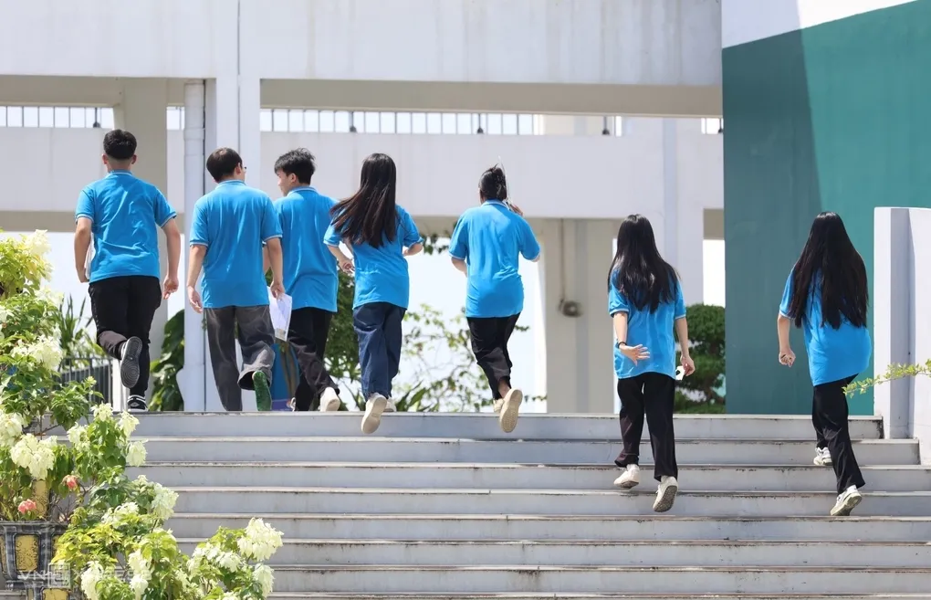 Học sinh trường THPT chuyên Tuyên Quang làm thủ tục thi lại tốt nghiệp THPT 2026, chiều 13/8. Ảnh: Thanh Hằng