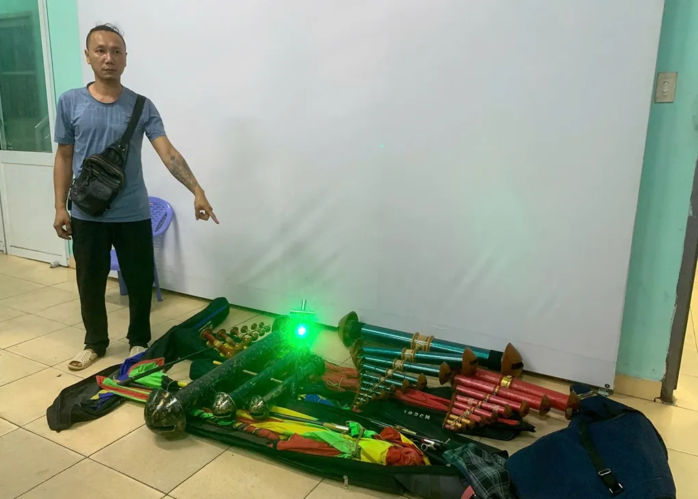 Người thả diều và tang vật bị cảnh sát thu giữ. Ảnh: Công an cung cấp