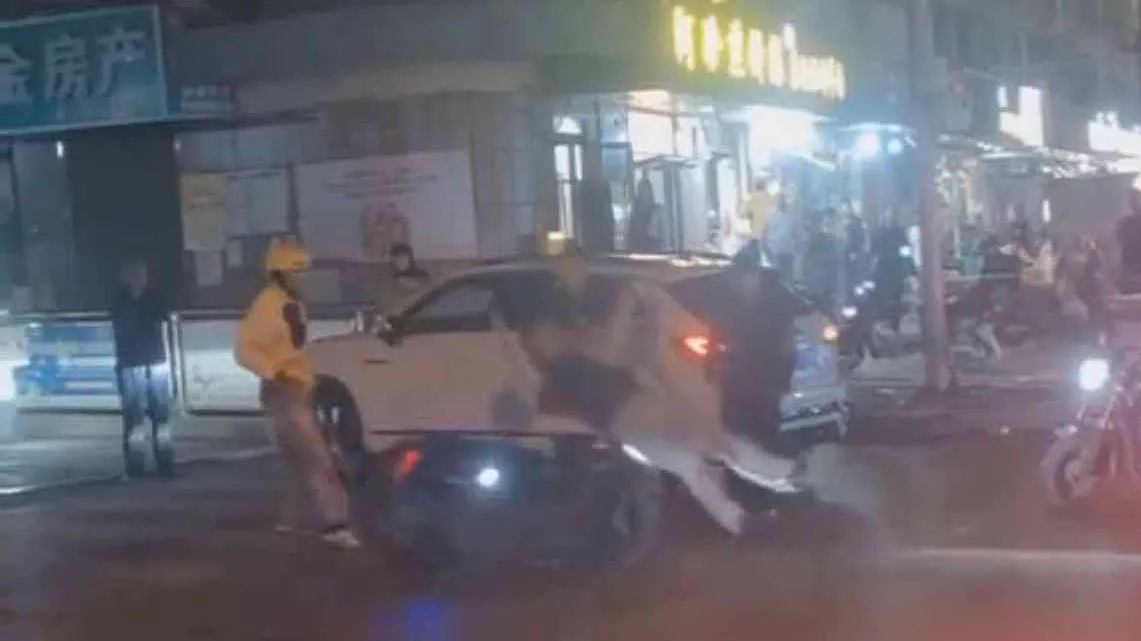 Nhân viên giao hàng dùng xe húc ngã kẻ cầm dao trên phố