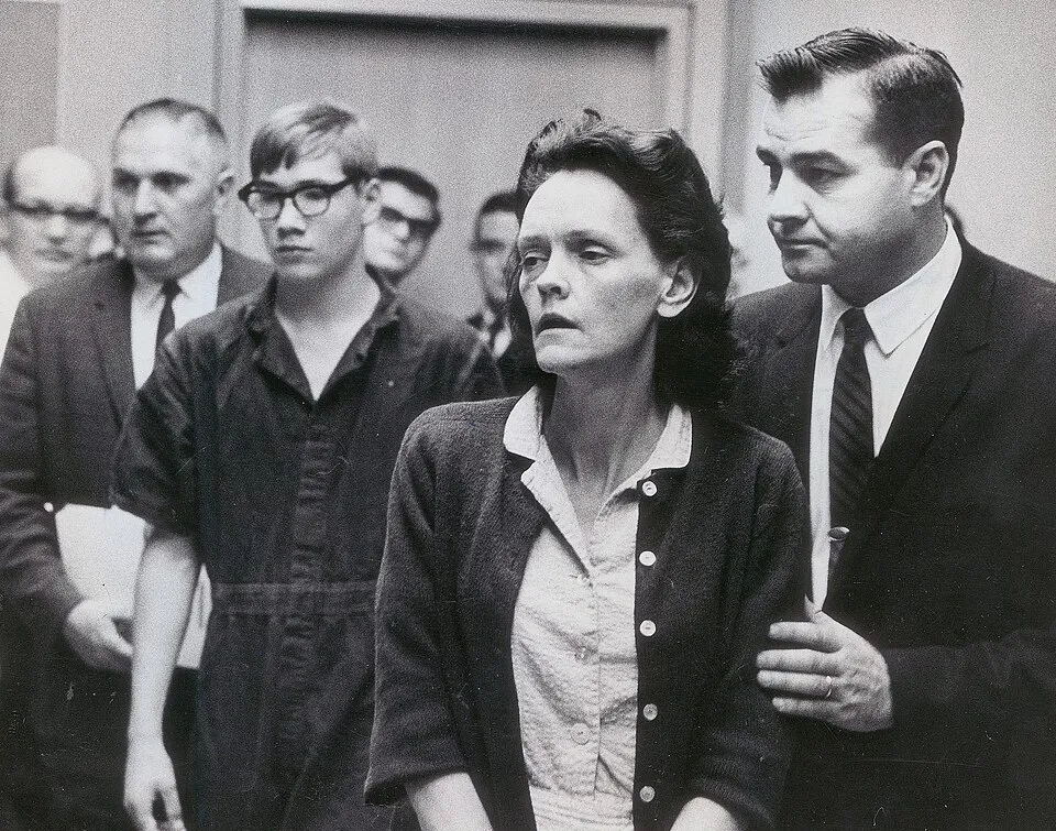 Gertrude Baniszewski và Richard Hobbs (đeo kính) ra tòa ngày 1/11/1965. Ảnh: Indianapolis News