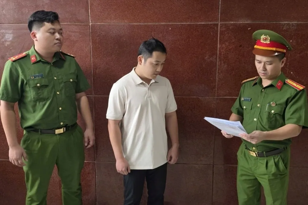 Nguyễn Mạnh Cần (giữa) bị khởi tố về tội Xâm phạm quyền tác giả, quyền liên quan. Ảnh: CACC