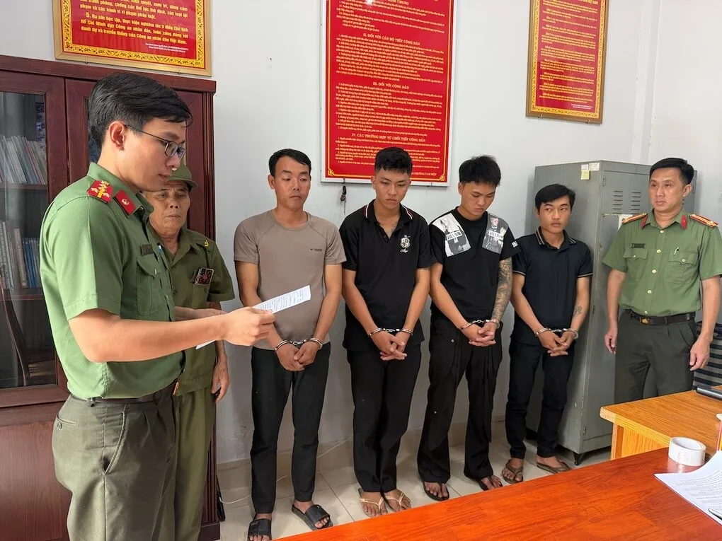 Nhóm mua bán vũ khí quân dụng bị bắt. Ảnh: Thái Hà