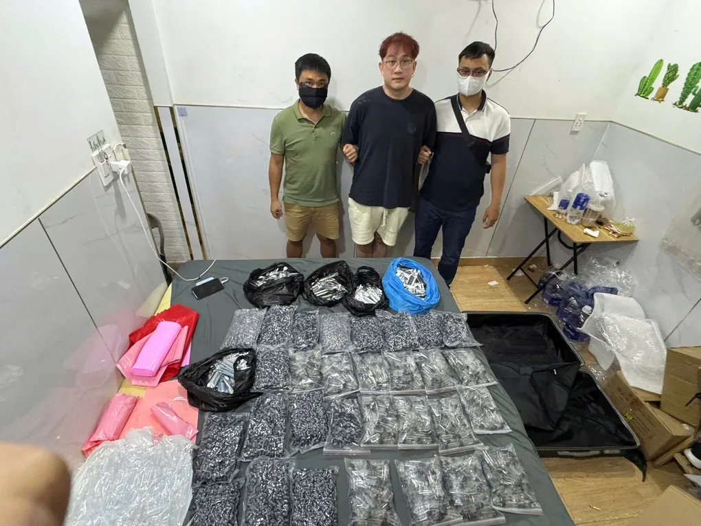 Nghi can người nước ngoài bị bắt khi trộn ma túy vào thuốc lá điện tử. Ảnh: Công an TP HCM