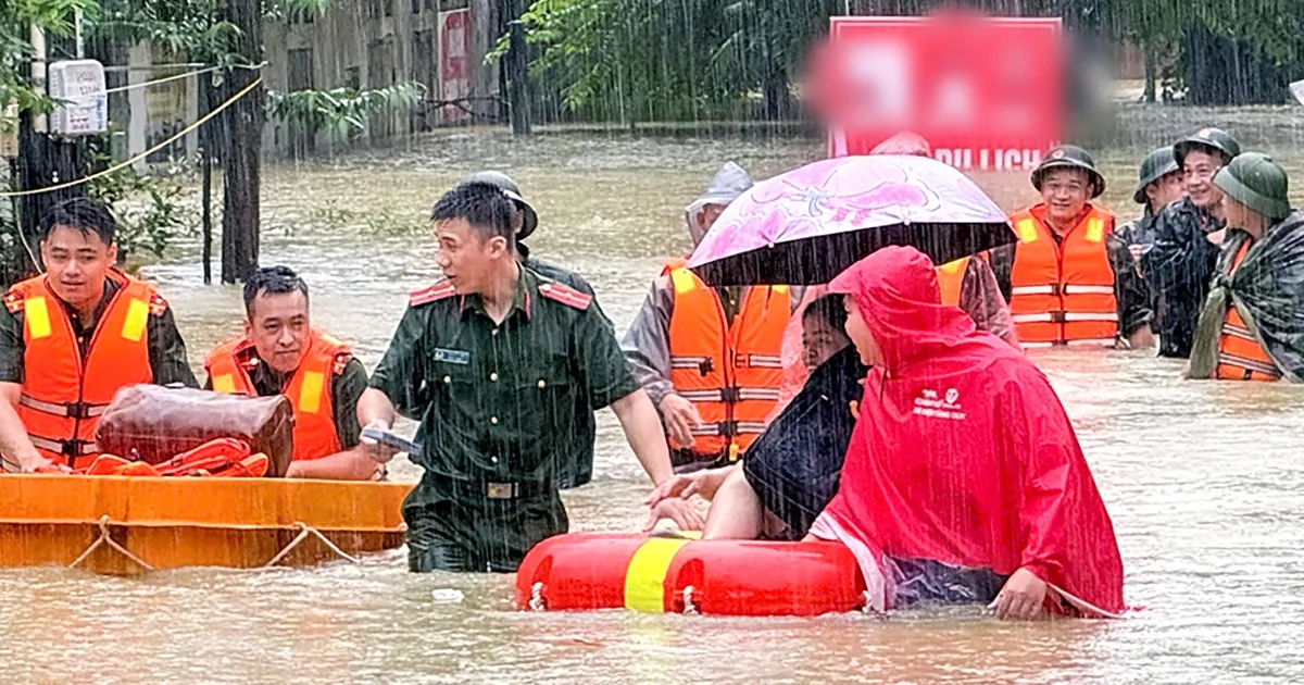 Bão số 4 gây mưa lớn ở Lạng Sơn, Bắc Ninh: Công an, quân đội lội nước giúp dân chạy lũ