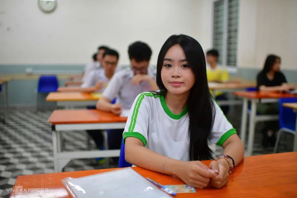 Thí sinh làm thủ tục thi tốt nghiệp THPT tại điểm thi Lê Quý Đôn, TP HCM, chiều 10/6. Ảnh: Thanh Tùng
