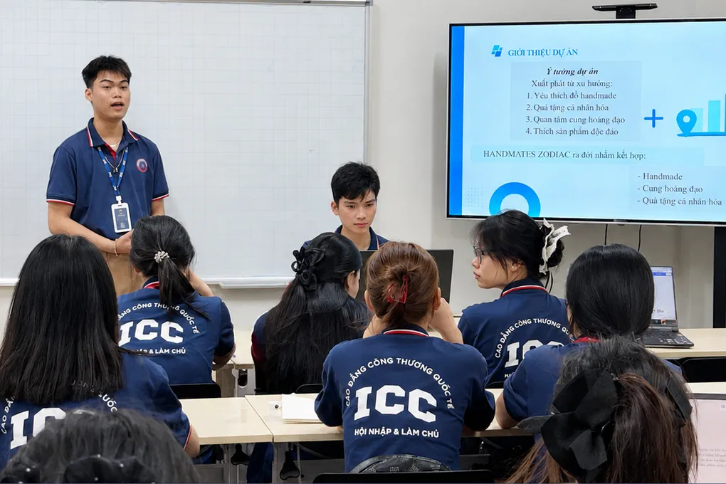 sinh viên ICC thuyết trình trong một tiết học Quản trị kinh doanh. Ảnh: ICC