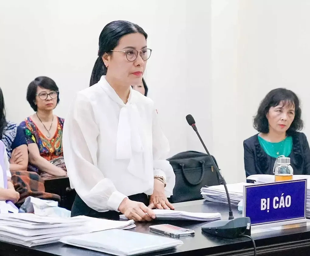 Bà Nguyễn Thị Bình, cựu hiệu trưởng THCS Ba Đình trong phiên sơ thẩm hồi tháng 3. Ảnh: Danh Lam