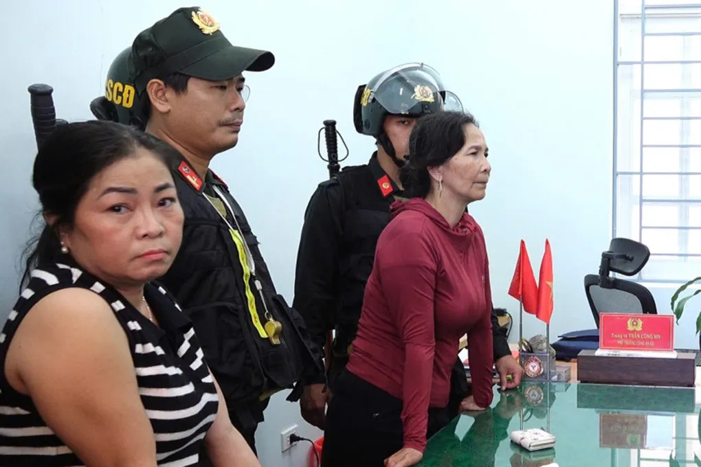 Bà Trần Nguyễn Như Phượng (áo đỏ) và Phạm Thị Minh Thu lúc bị bắt. Ảnh: Công an Gia Lai