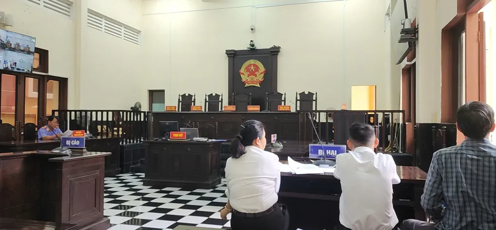 Phiên xử trực tuyến sáng nay. Ảnh: Hoàng Nam