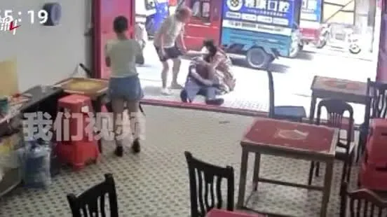 Giúp đỡ ông lão bất tỉnh, chủ quán phải bồi thường