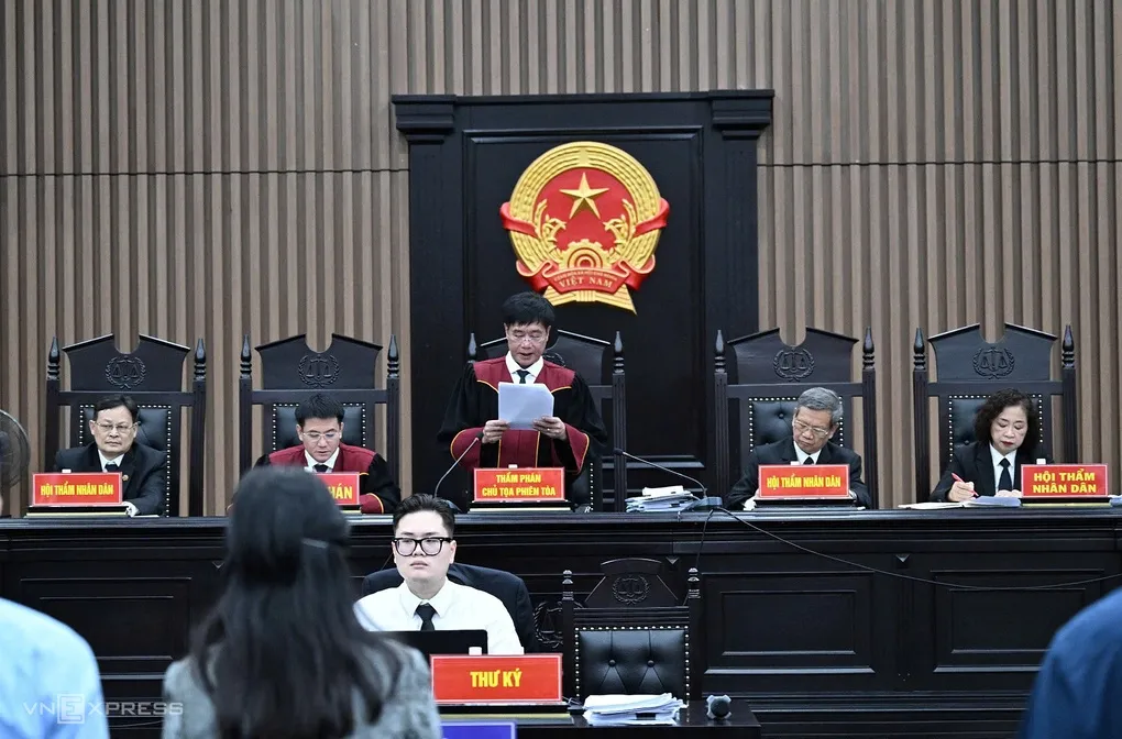HĐXX trong phiên xử cựu bộ trưởng y tế Nguyễn Thị Kim Tiến, tháng 5/2026. Ảnh: Danh Lam