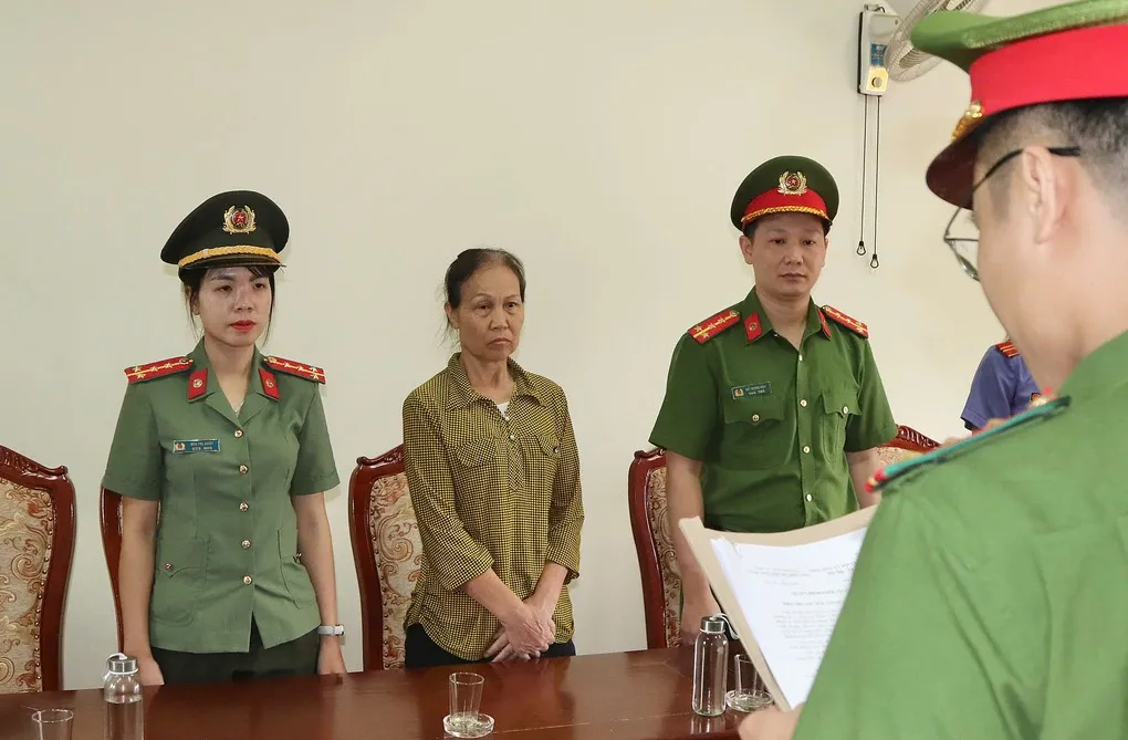 Công an đọc lệnh khởi tố bà Tưởng Thị Hòe. Ảnh: Cao Thiên