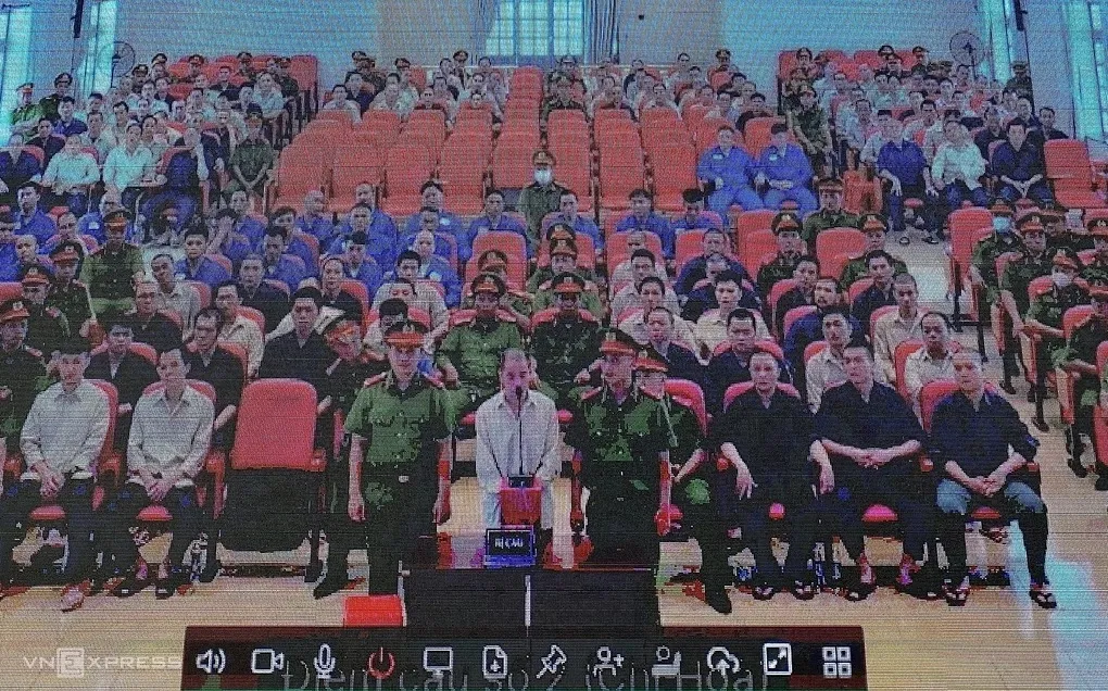 Bị cáo Hoàng Sỹ Thắng trả lời thẩm vấn từ đầu cầu trại tạm giam Chí Hòa (T30). Ảnh: Hải Duyên