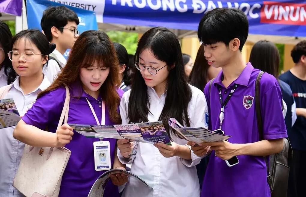 Học sinh (áo trắng) nghe tư vấn tuyển sinh tại gian hàng trường Đại học Giáo dục trong ngày hội tuyển sinh, tháng 3/2026. Ảnh: Fanpage nhà trường