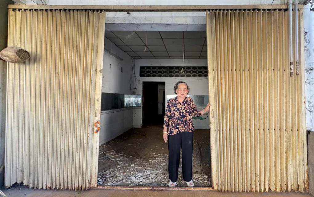 Bà Nguyễn Thị Hồng trước căn nhà được bố trí ở từ năm 1982 đến nay. Ảnh: An Bình