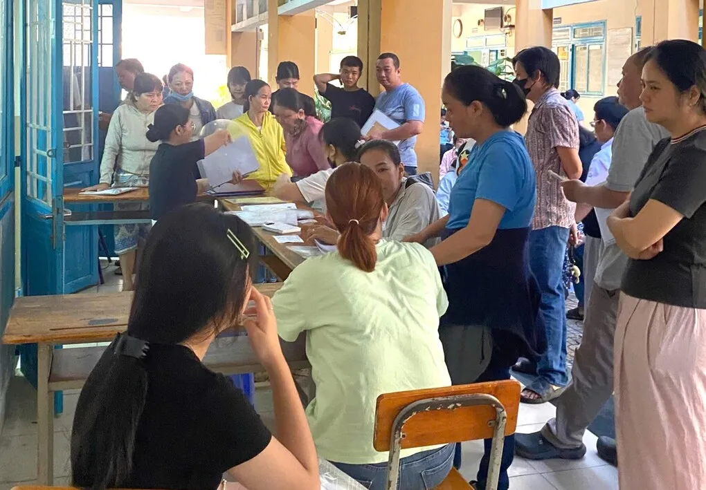 Phụ huynh chờ nộp hồ sơ Trung tâm Giáo dục nghề nghiệp - Giáo dục thường xuyên quận Tân Bình, tháng 7. Ảnh: Trung tâm cung cấp