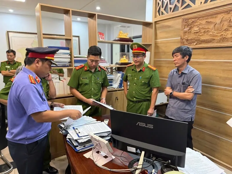 Công an khám xét nơi làm việc của ông Hà Xuân Hậu. Ảnh: Mạnh Hùng