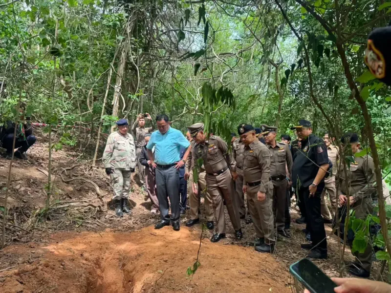 Thủ tướng Anutin Charnvirakul (áo xanh da trời) cùng cảnh sát đến hiện trường vụ án. Ảnh: Royal Thai Police