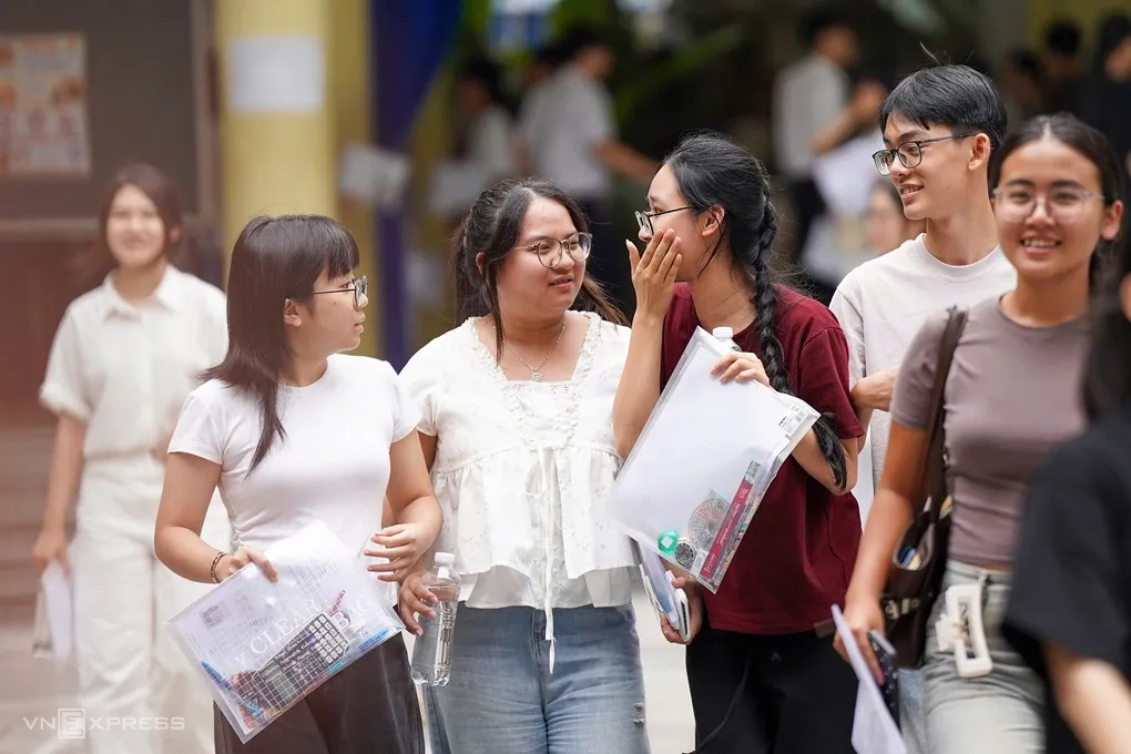 Niềm vui của thí sinh, phụ huynh tại điểm thi THPT Trần Phú, phường Hải Châu, TP Đà Nẵng, ngày 11/6. Ảnh: Nguyễn Đông