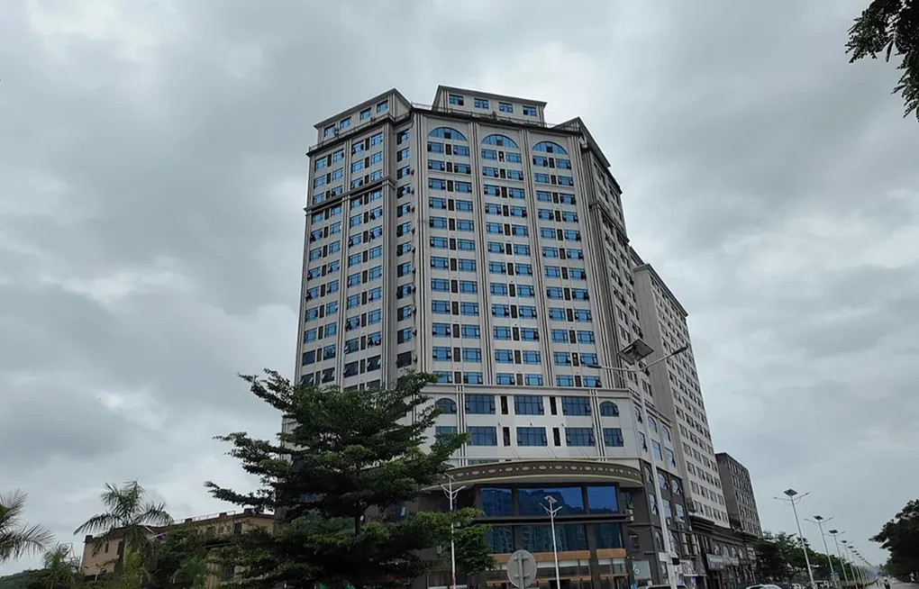 Tòa nhà ở đặc khu Tam giác vàng, nơi Linh cùng 155 nghi phạm từng ẩn náu. Ảnh: Đức Quang