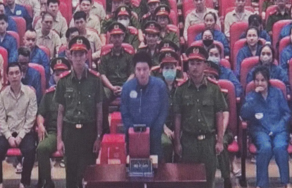 Bị cáo Chi Dân trả lời thẩm vấn từ Trại tạm giam Chí Hòa (T30). Ảnh chụp màn hình. Bình Nguyên