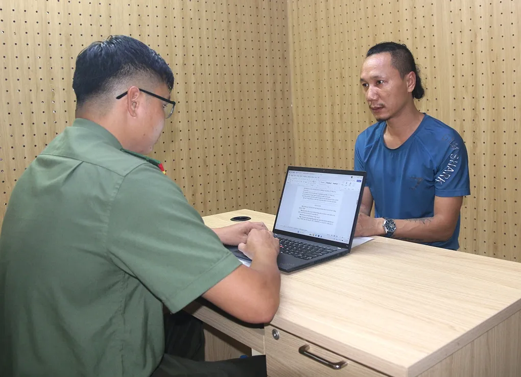 Thân Văn Tấn tại cơ quan điều tra. Ảnh: Công an TP HCM