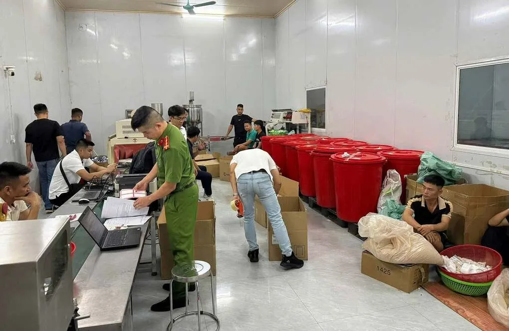 Công an khám xét nơi làm việc của các nghi phạm. Ảnh: Công an cung cấp