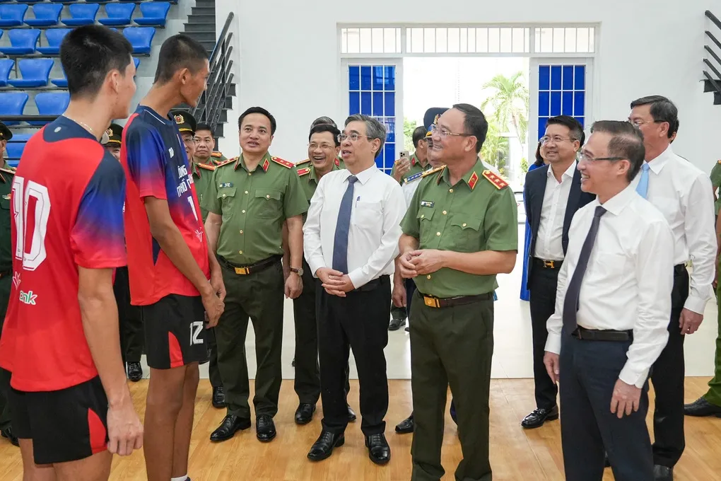 Thượng tướng Phạm Thế Tùng cùng lãnh đạo TP HCM trò chuyện với các học sinh tại nhà thi đấu thể thao. Ảnh: Trường Hà