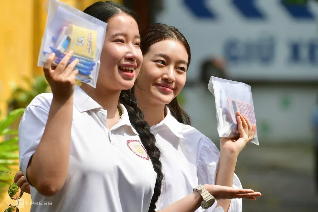 Thí sinh dự thi tốt nghiệp THPT tại điểm thi THPT Trưng Vương, TP HCM ngày 12/6. Ảnh: Thanh Tùng