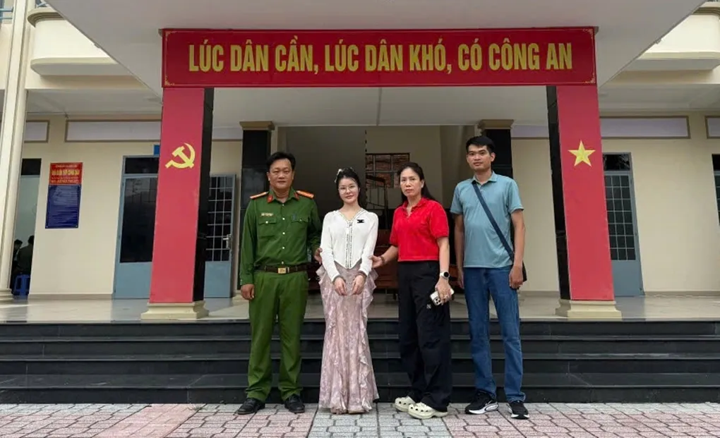 Đào Thị Trang (áo trắng) được di lý về Việt Nam phục vụ điều tra. Ảnh: CACC
