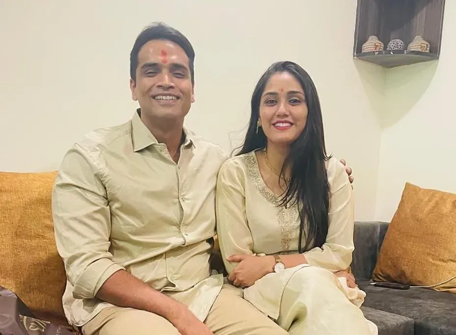 Twisha Sharma (phải) và chồng, luật sư Samarth Singh. Ảnh: ANI