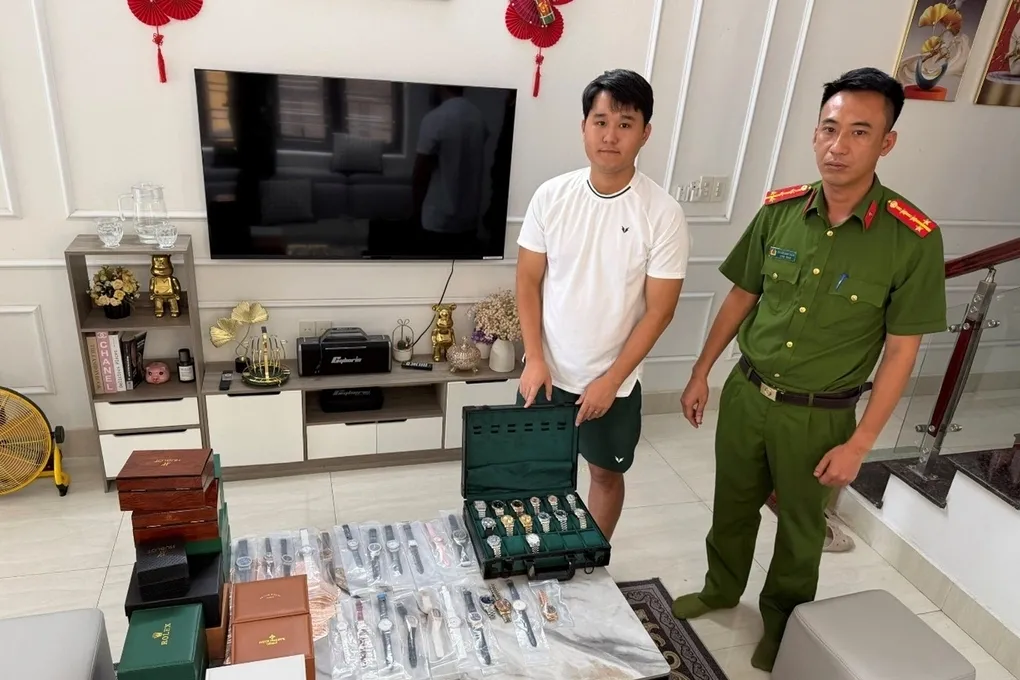 Đạt và tang vật vụ án. Ảnh: CACC