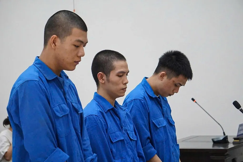 Ba bị cáo tại phiên xét xử chiều 21/8. Ảnh: Văn Hồ