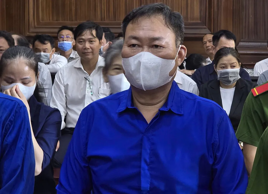 Ông Phan Thành Muôn cùng đồng phạm tại tòa. Ảnh: Bình Nguyên