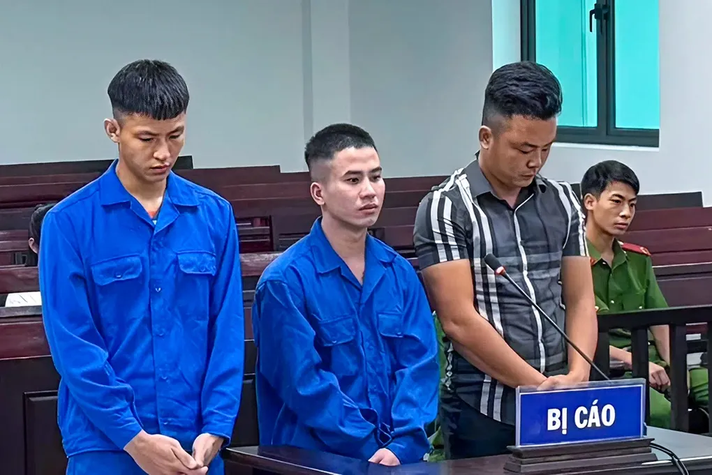 Ba bị cáo tại tòa, chiều 11/8. Ảnh: Hùng Lê