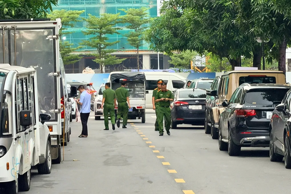 Công an xuất hiện ở trước nhà Huấn Hoa Hồng. Ảnh: Linh Đan