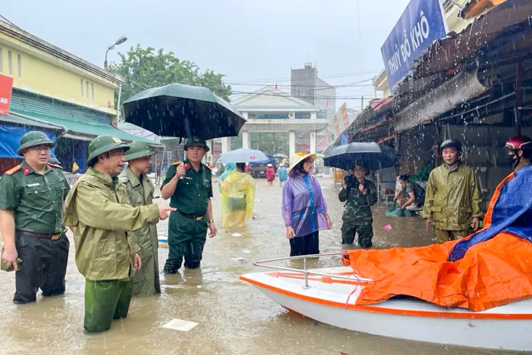 Bão số 4 gây mưa lớn ở Lạng Sơn, Bắc Ninh: Công an, quân đội lội nước giúp dân chạy lũ - Ảnh 3.