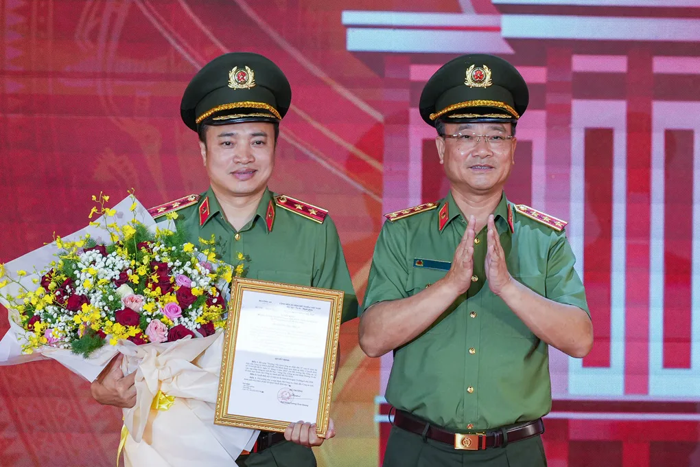 Thượng tướng Phạm Thế Tùng trao của Bộ trưởng Bộ Công an về việc bổ sung Trường Văn  hóa CAND V vào tổ chức bộ máy của CATP HCM cho Trung tướng Mai Hoàng. Ảnh: Trường Hà