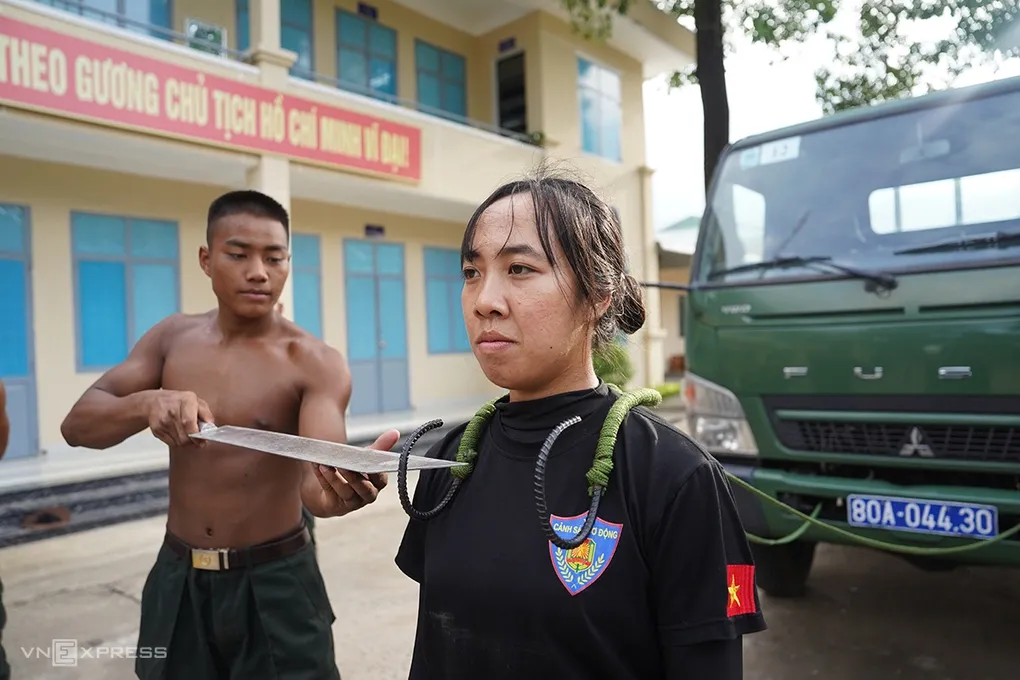 Y Linh Na tiếp tục luyện tập tại Đoàn Cảnh sát Đặc nhiệm số 3, chiều 2/8. Ảnh: Nguyễn Đông