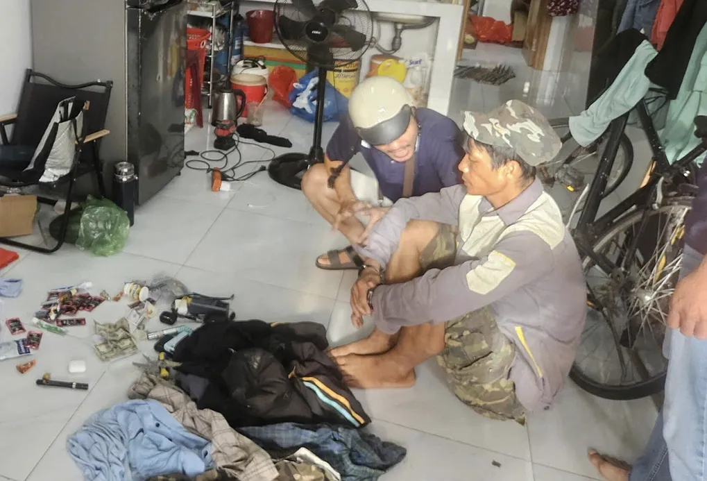 Nghi phạm Mai Văn Lạc khi công an khám xét nơi ở. Ảnh: Thành Huynh