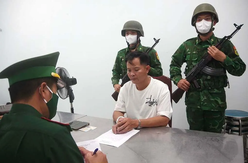 Trần Thanh Hiếu tại cơ quan điều tra. Ảnh: Biên phòng Khánh Hòa