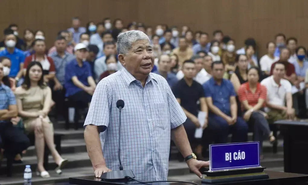 Ông Thản trong lần đầu ra tòa, năm 2023, thắc mắc về cáo buộc và số tiền thiệt hại chưa hợp lý. Ảnh: Danh Lam