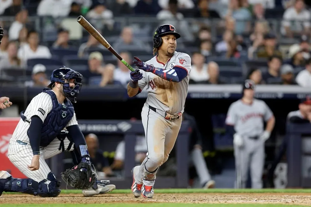 Cầu thủ của đội Cleveland Guardians thực hiện cú đánh trong trận đấu với đội New York Yankees tại sân vận động Yankee ở New York ngày 2/6. Ảnh: ABC